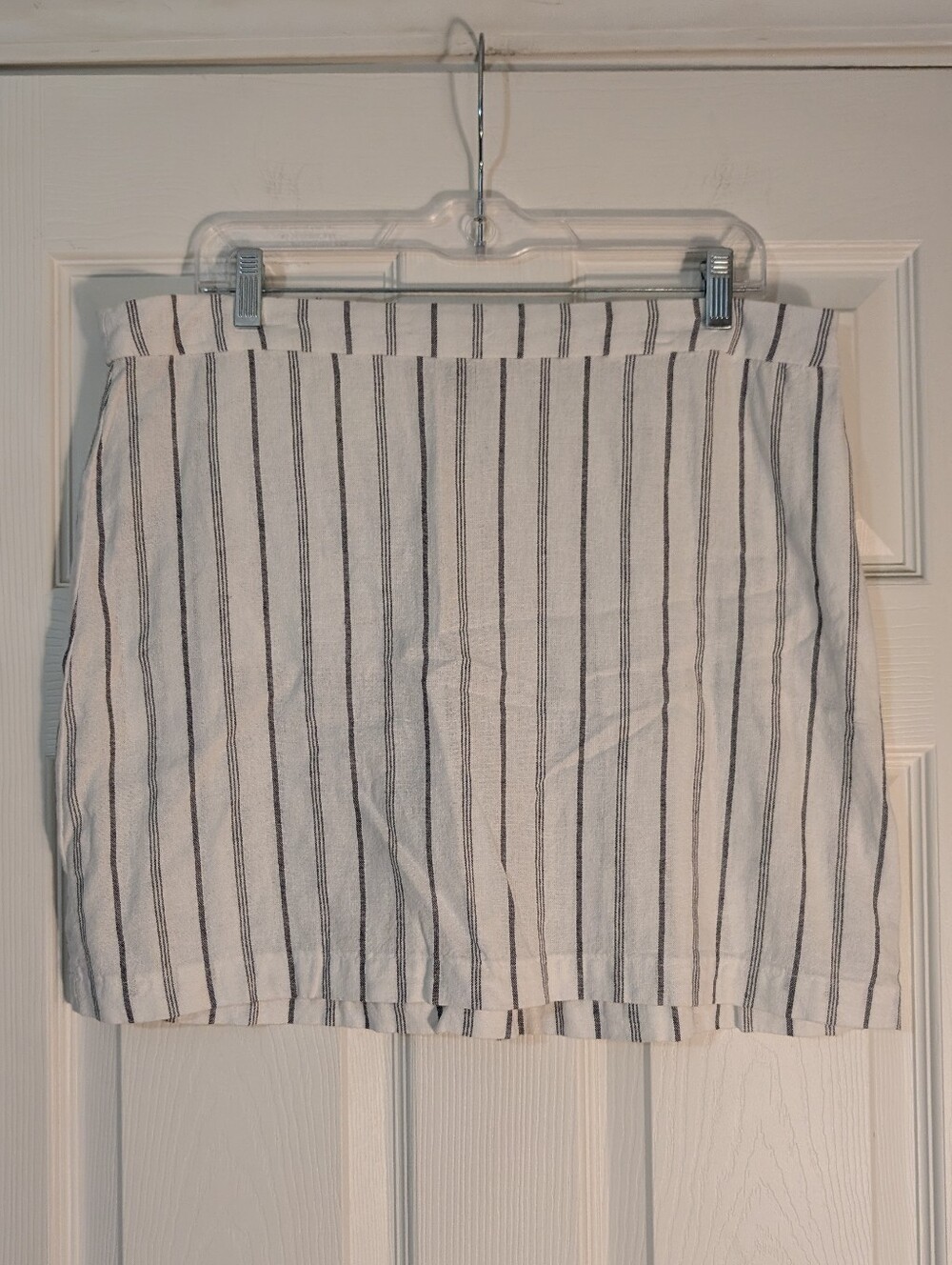 Old Navy White Linen Blend Mini Skirt with Gray Vertical Stripes Size L
